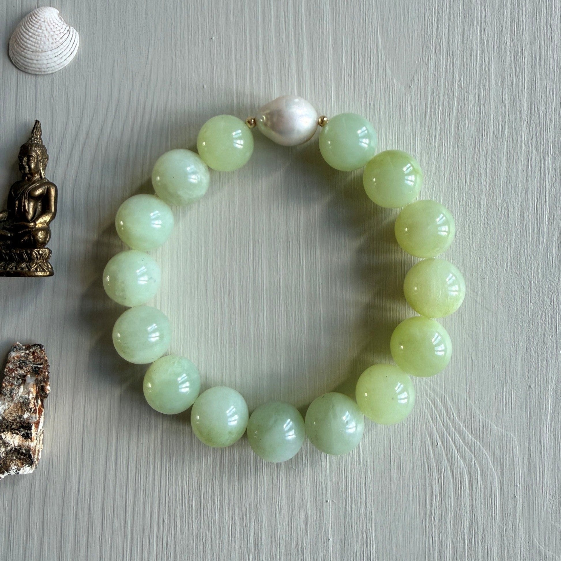 Armband van grote lichtgroene jade kralen met zoetwaterparel - Engelina Jewelry