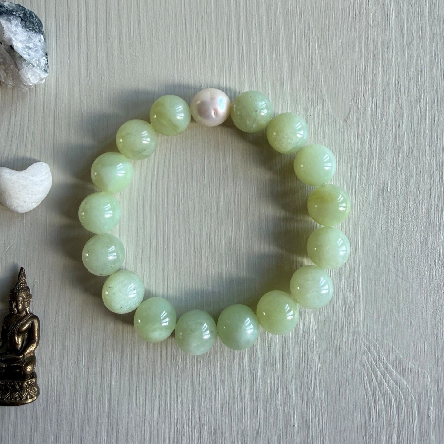 Armband geregen op elastiek van 16 grote kralen lichtgroene jade en een Edison parel - Engelina Jewelry