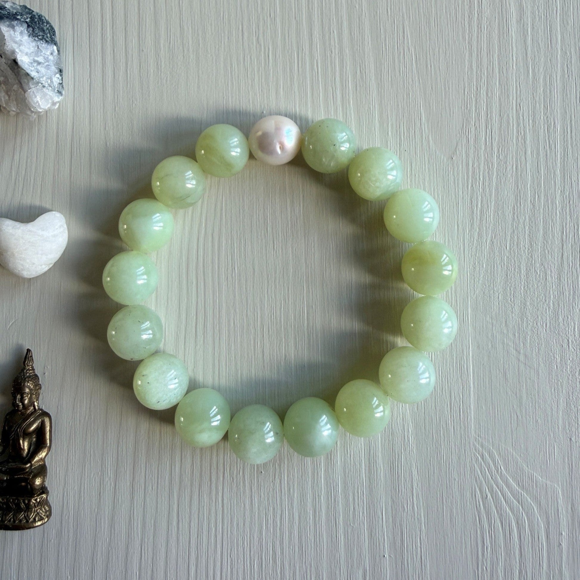 Armband geregen op elastiek van 16 grote kralen lichtgroene jade en een Edison parel - Engelina Jewelry