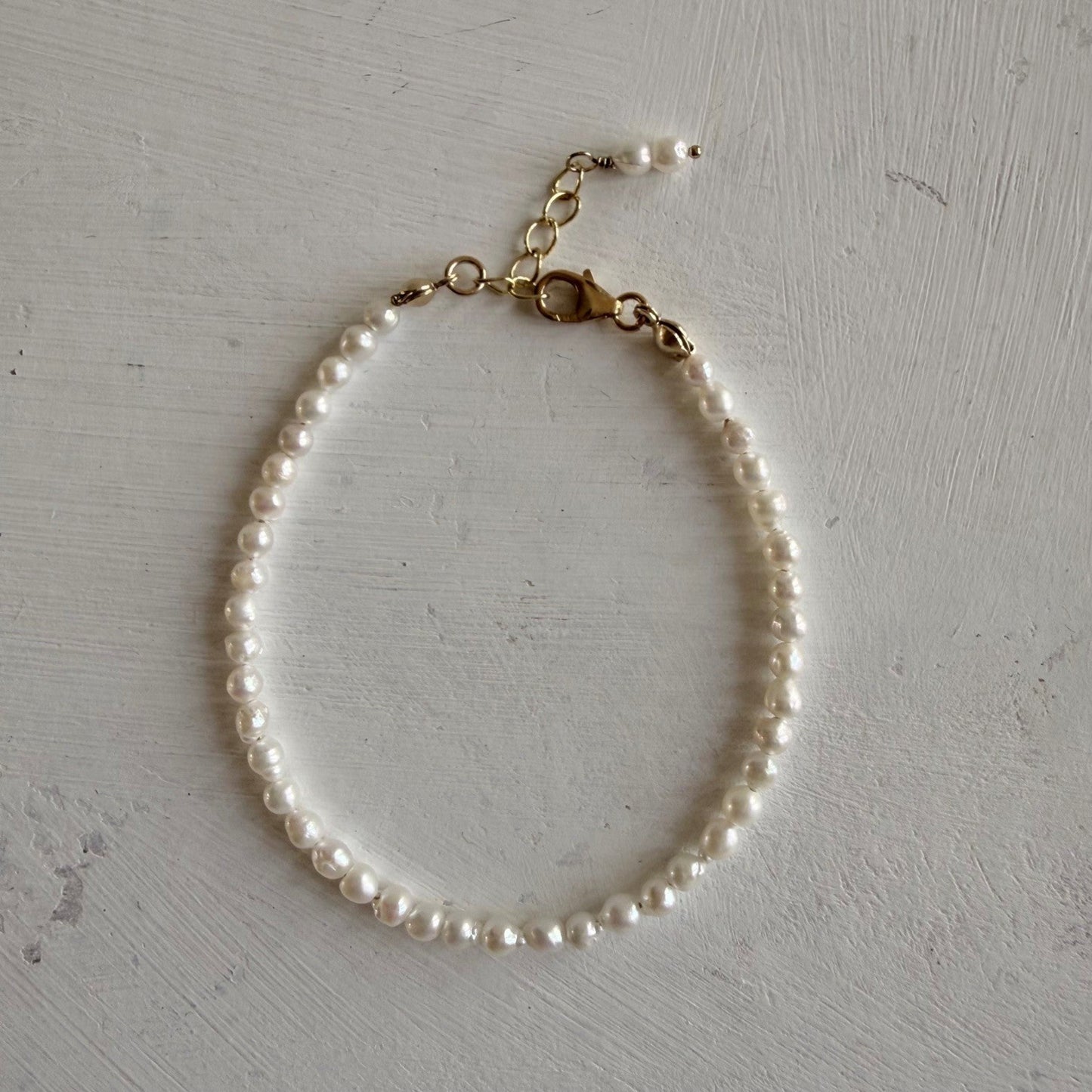 Armbandje van kleine zoetwaterparels met gold filled slotje en verlengkettinkje - Engelina Jewelry