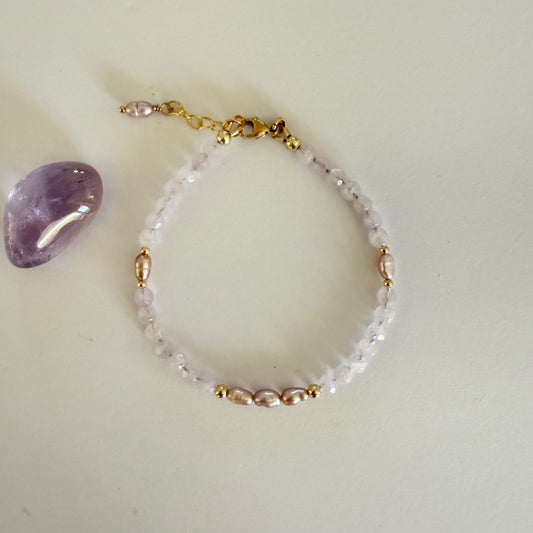 Armbandje van amethist facetkraaltjes en zoetwaterparels
