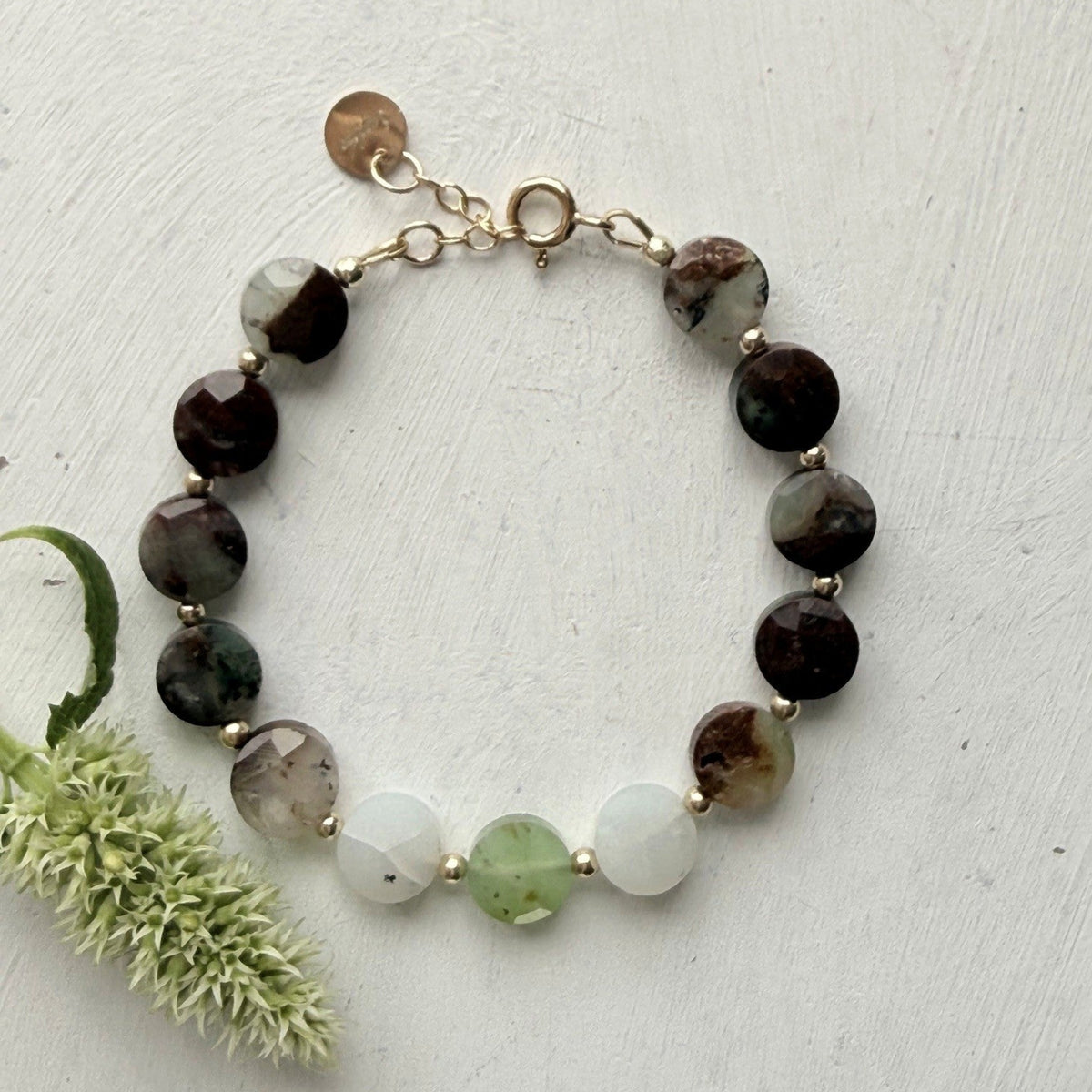 Armbandje van chrysopraas met gold filled slot - Engelina Jewelry