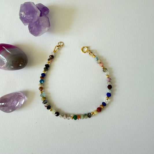 Armbandje van kralenmix facetkraaltjes