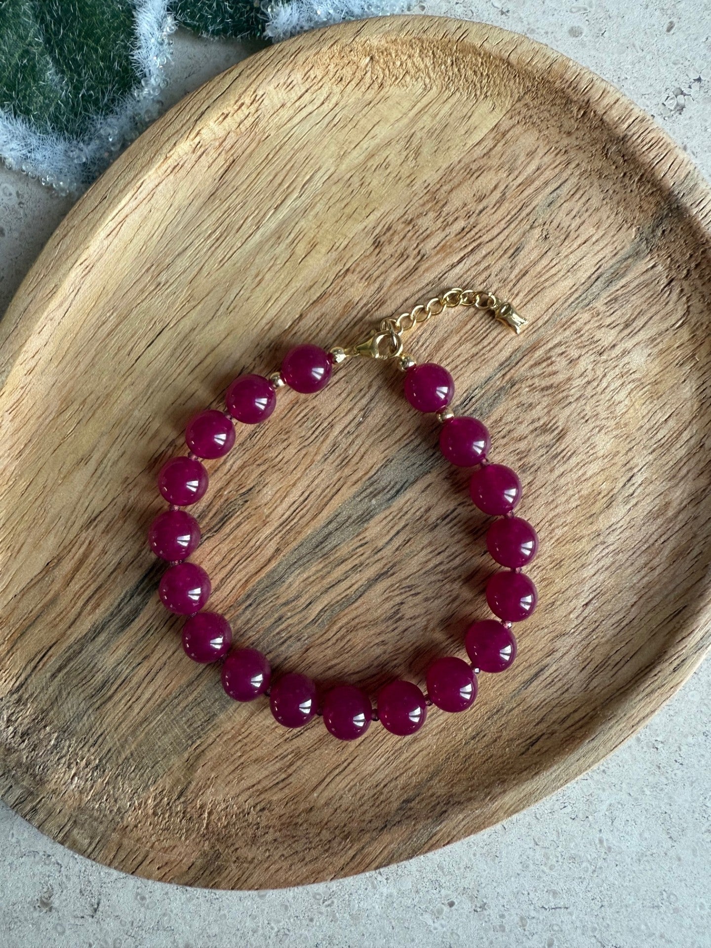 Armband van bordeauxrode jade met gold filled slotje - WIEKE