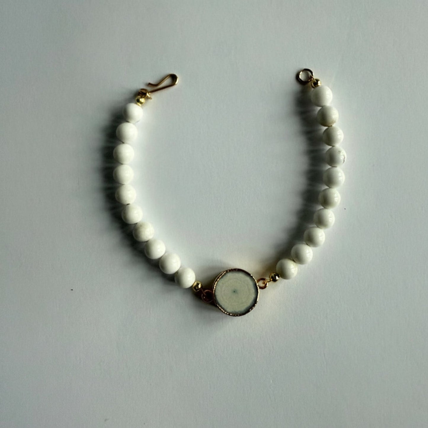 Armband van magnesiet kralen met zonnekwarts druzy