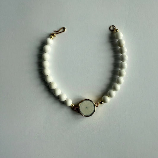 Armband van magnesiet kralen met zonnekwarts druzy