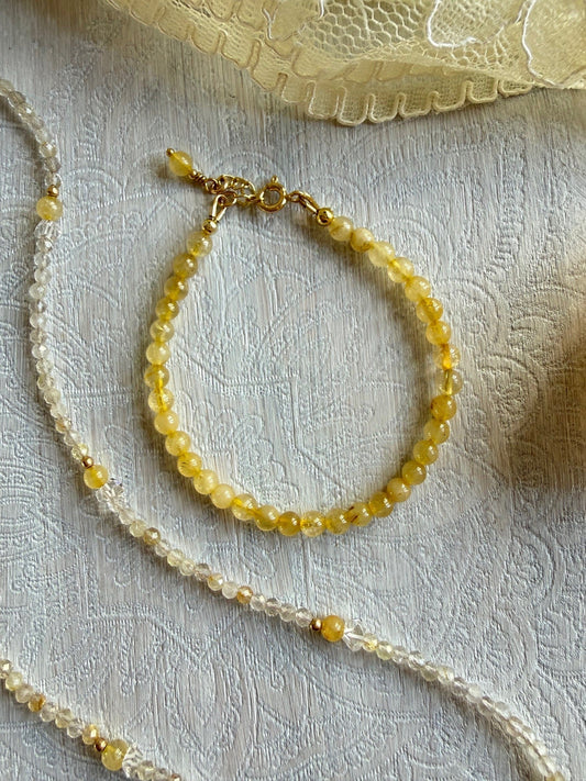 Armbandje van rutielkwarts kraaltjes