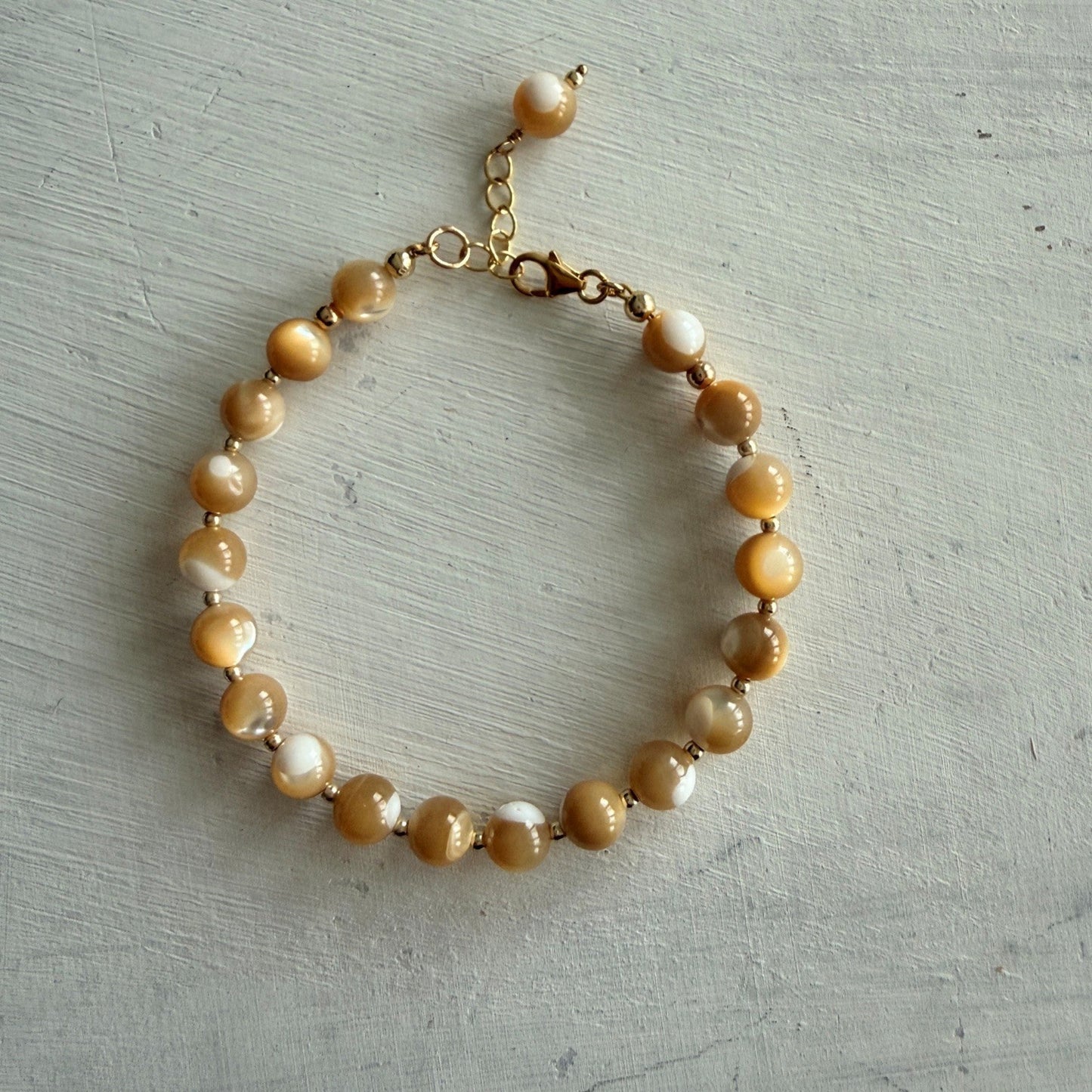 Handgemaakte ketting van ronde kralen met 14K gold filled haakslotje — Engelina Jewelry