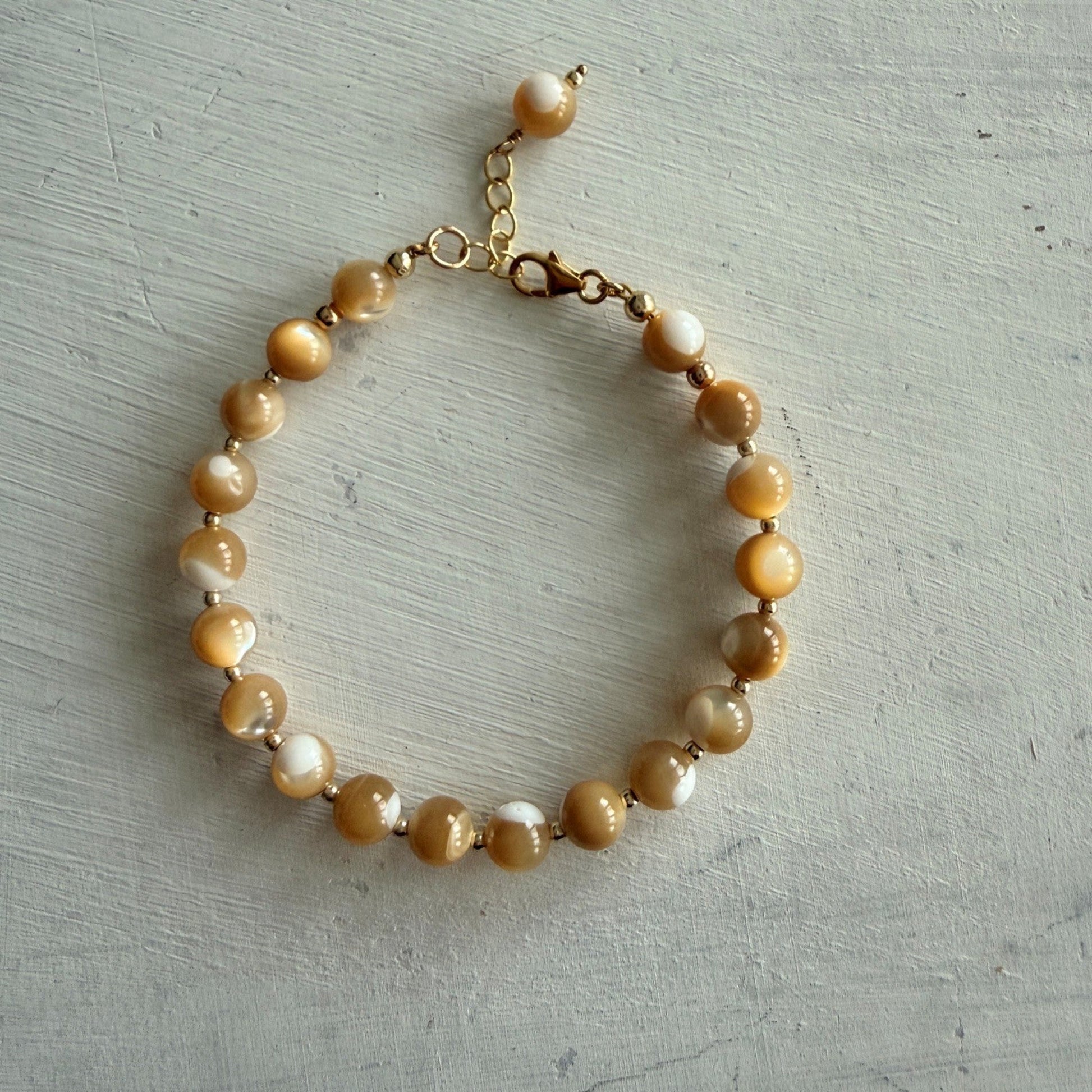 Handgemaakte ketting van ronde kralen met 14K gold filled haakslotje — Engelina Jewelry