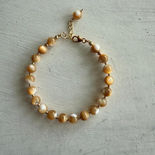 Armbandje van schelpkralen met gold filled slotje