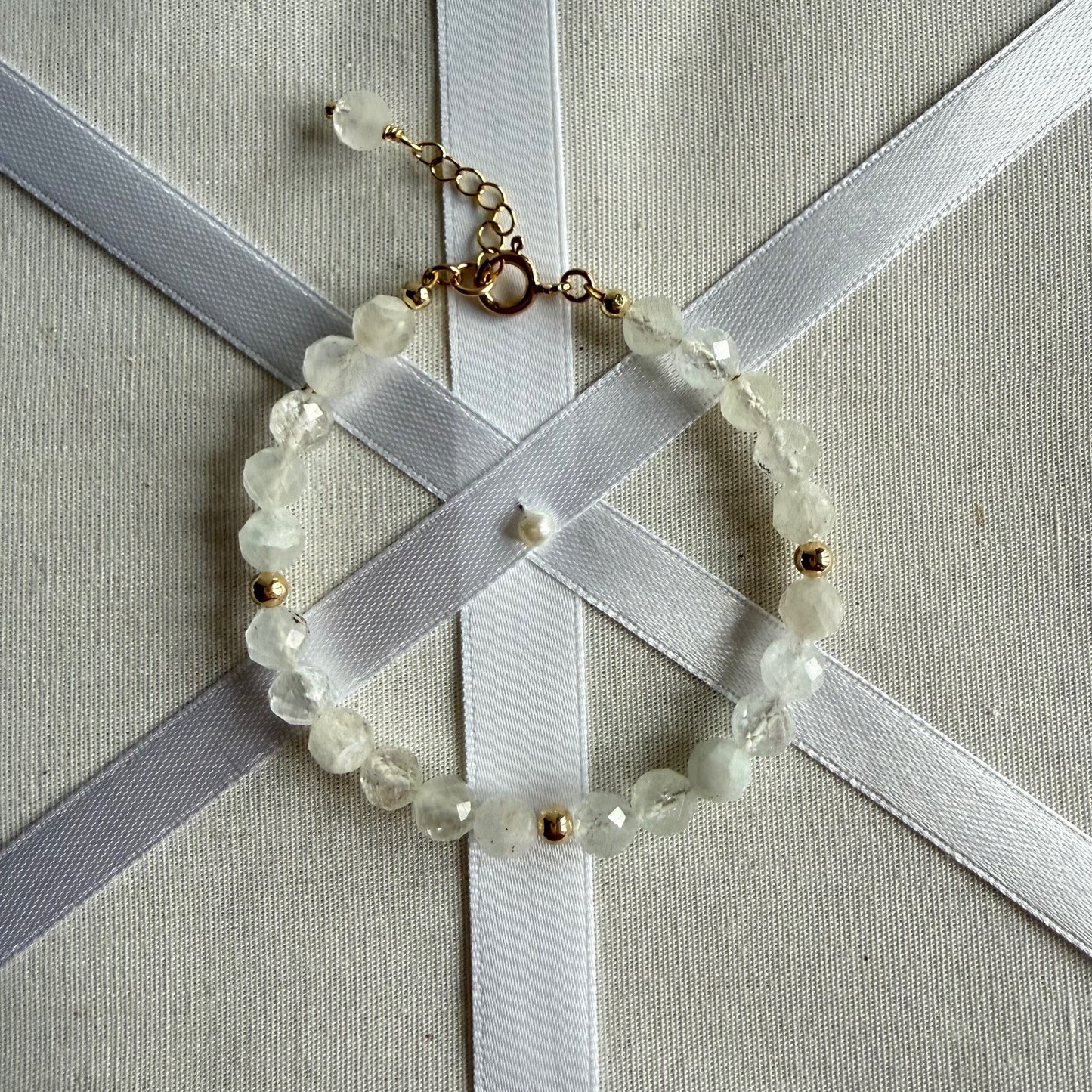 Armbandje van topaas facetkralen met veerslot - TOPIA