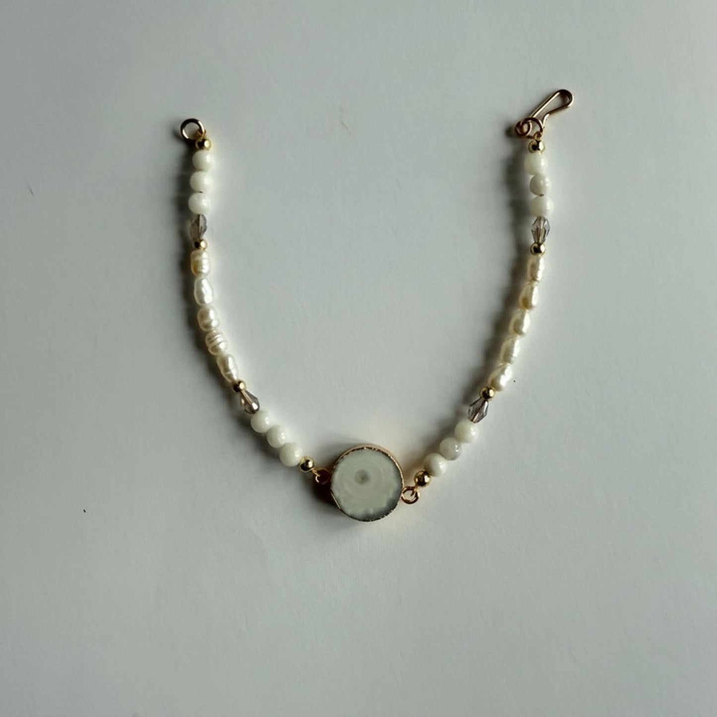 Armbandje van witte jade met een zonnekwarts druzy