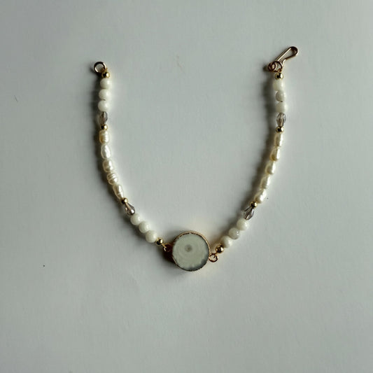 Armbandje van witte jade met een zonnekwarts druzy