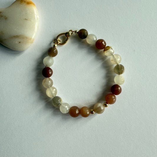 Armband van perzikmaansteen kralen met gold filled sluiting