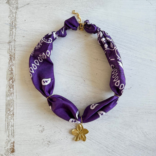 Bohemian bandana ketting met hibiscus bloem