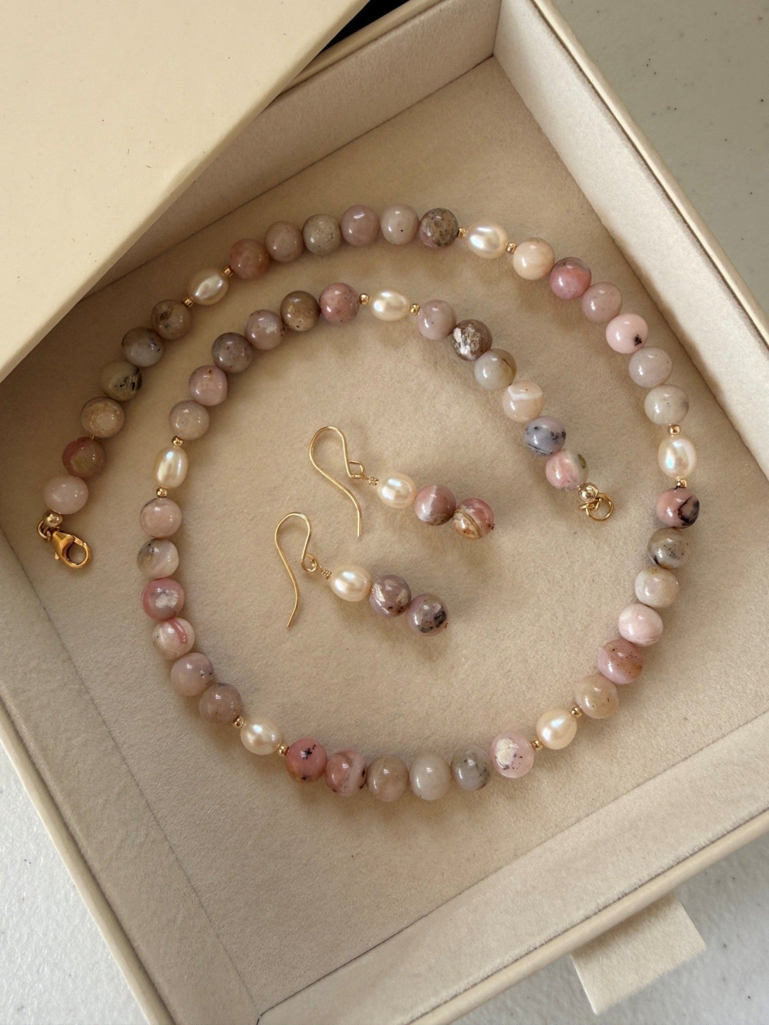 Ketting en oorbellen van Andes opaal en zoetwaterparels - Engelina Jewelry