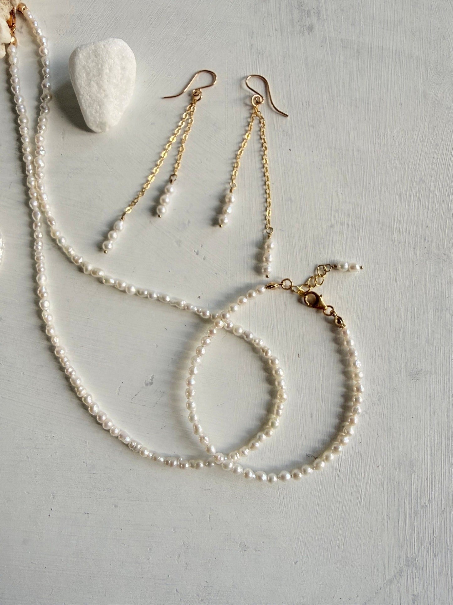 Set van ketting, oorbellen en armbandje met kleine zoetwaterparels - Engelina Jewelry