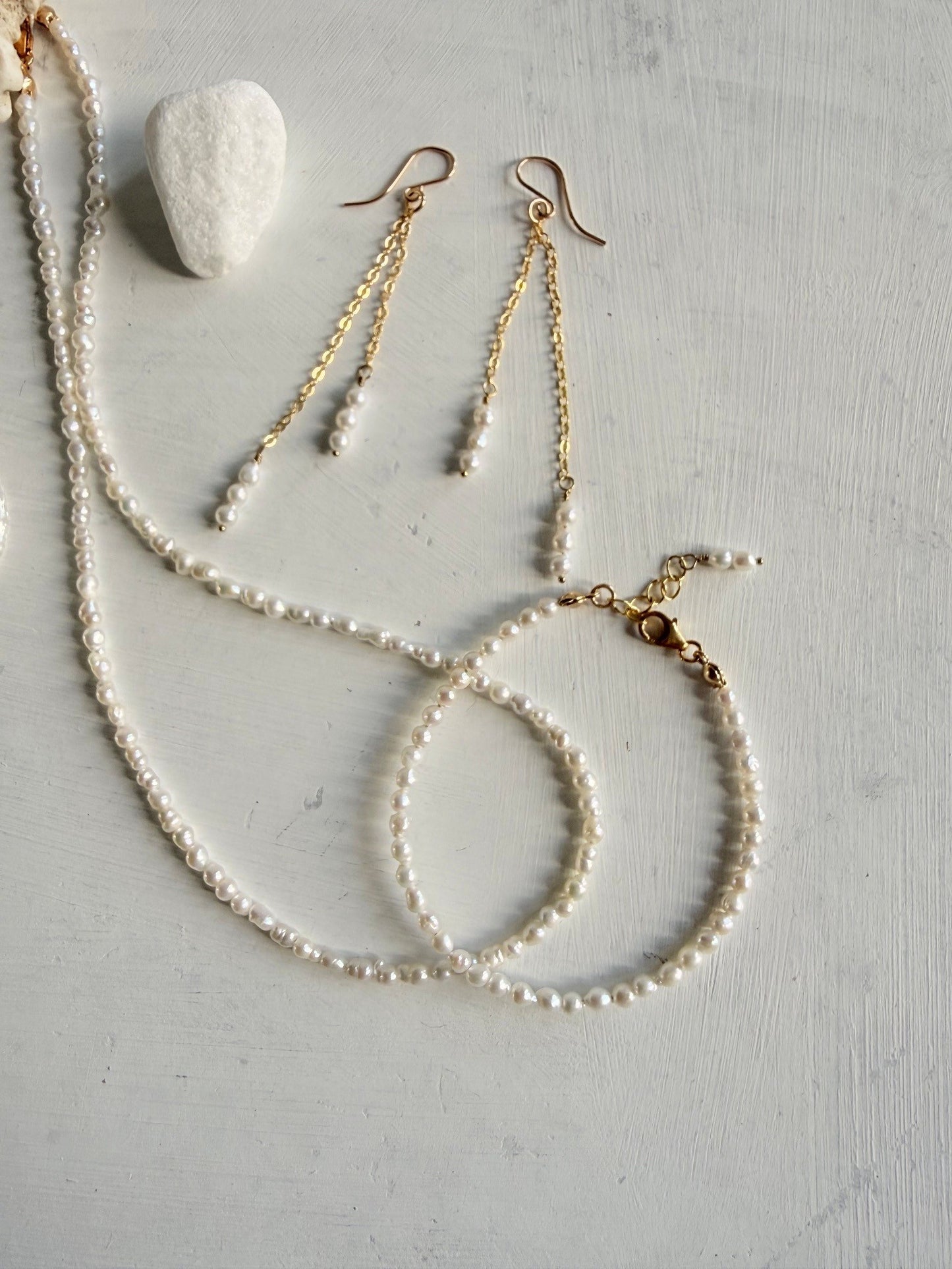 Kettinkje van kleine zoetwaterpareltjes met gold filled slotje