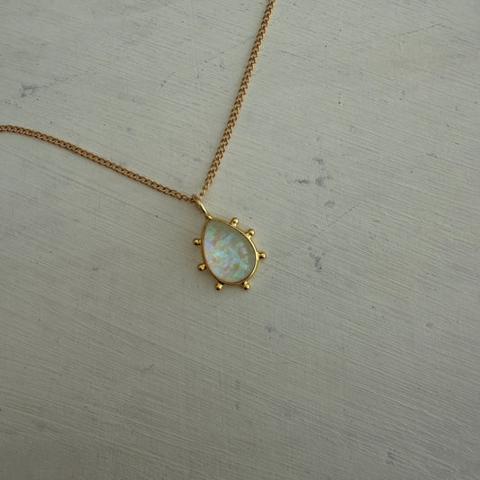 Gold filled schakelkettinkje met vuuropaal druppel