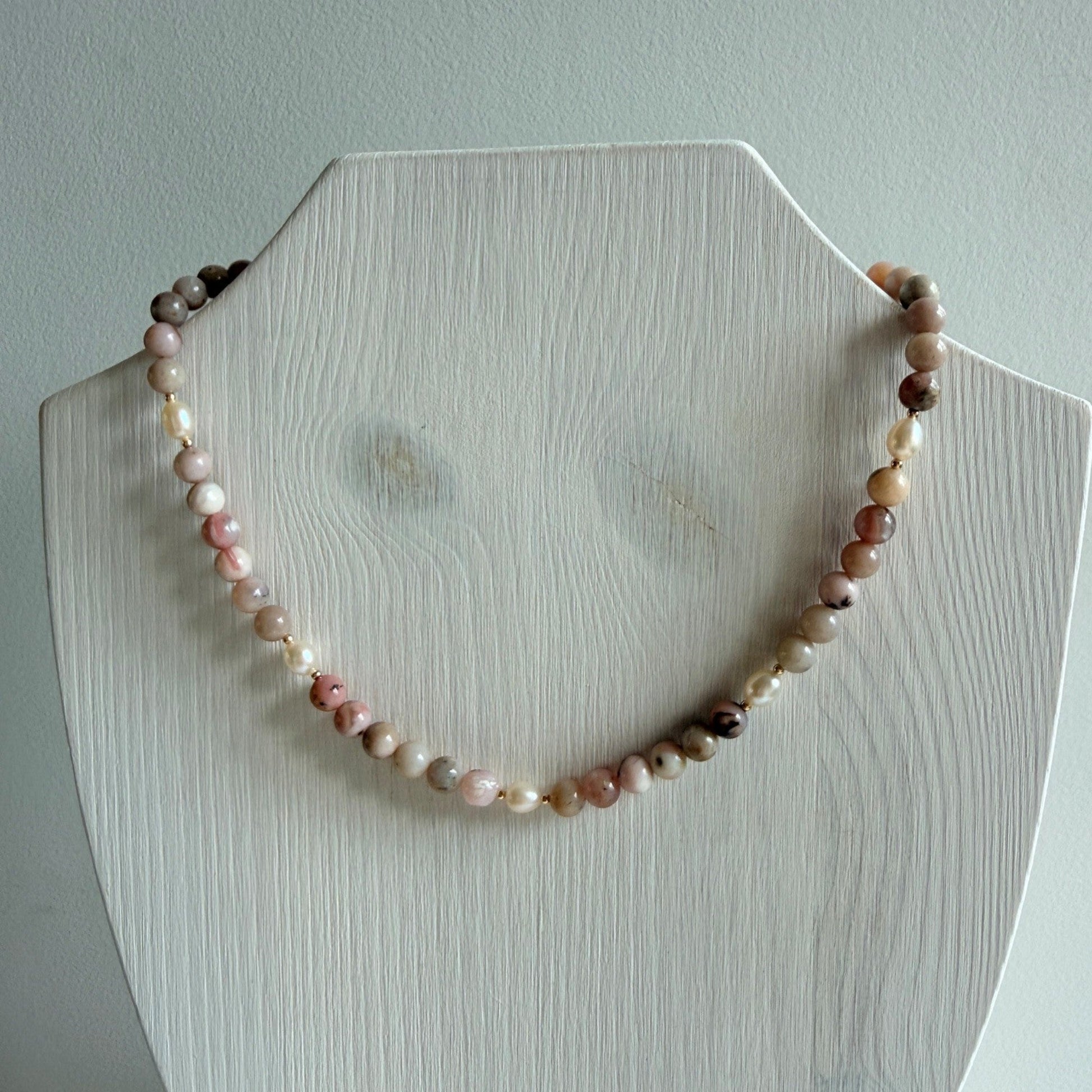 Ketting van Andes opaal op houten halsje - Engelina jewelry