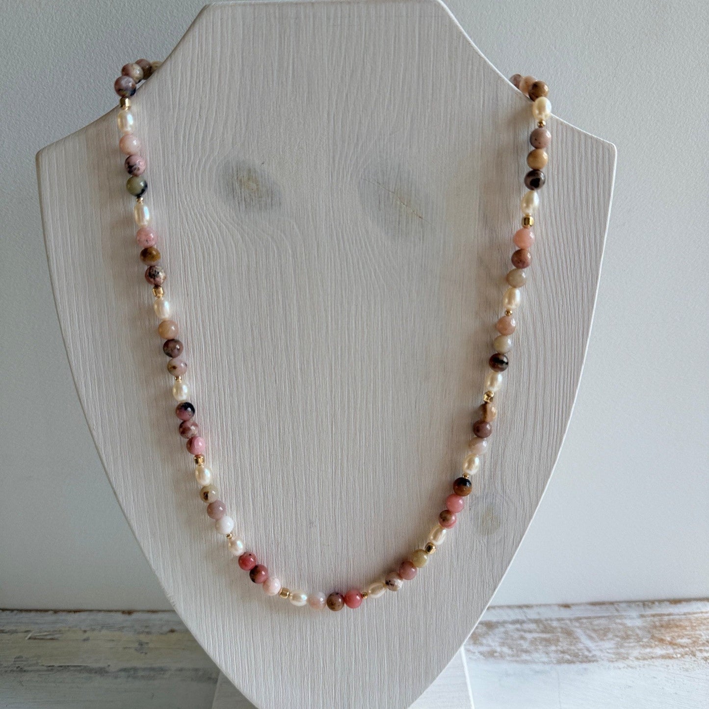 lange ketting van Andes opaal en zoetwaterparels op houten display - Engelina jewelry