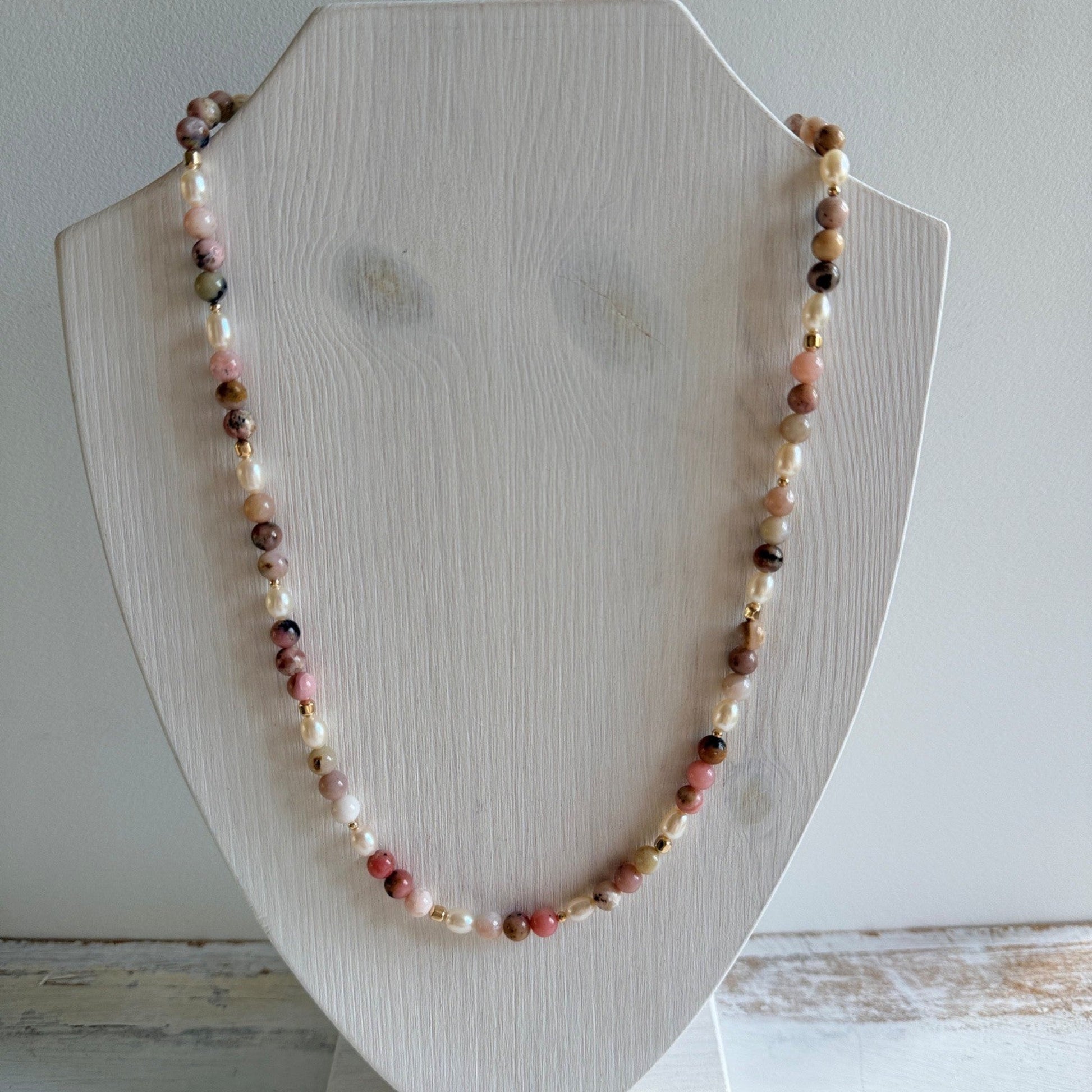 lange ketting van Andes opaal en zoetwaterparels op houten display - Engelina jewelry
