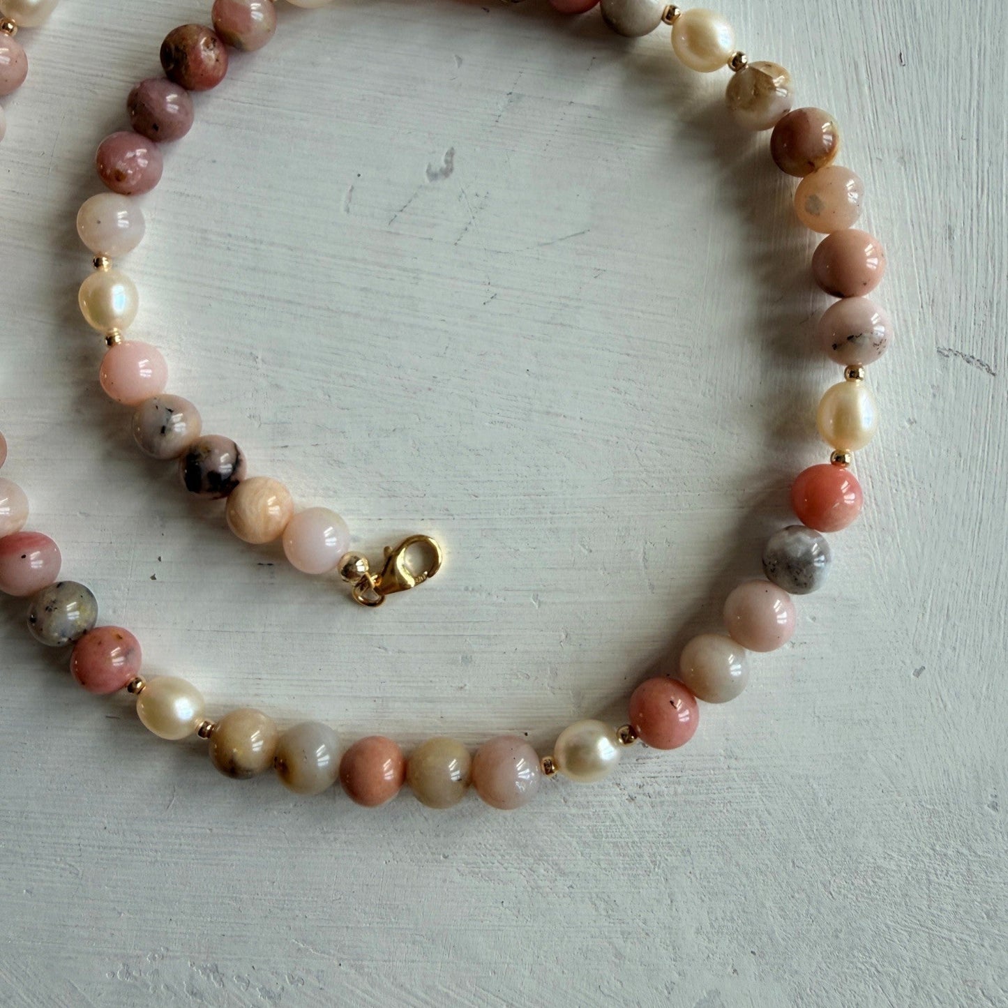 ketting van Andes opaal en zoetwaterparels closeup - Engelina Jewelry