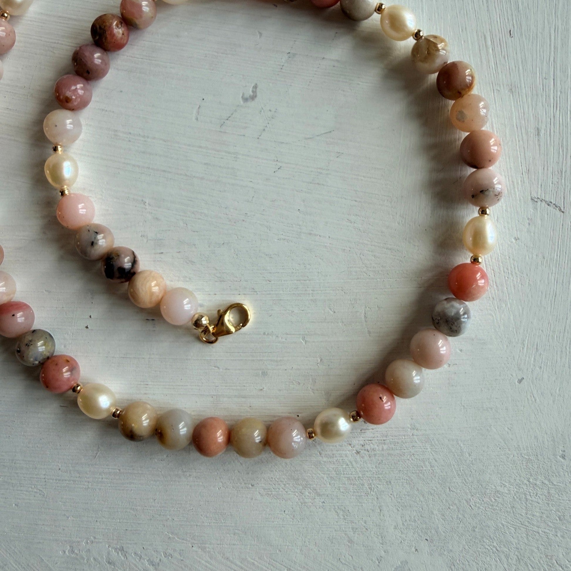 ketting van Andes opaal en zoetwaterparels closeup - Engelina Jewelry