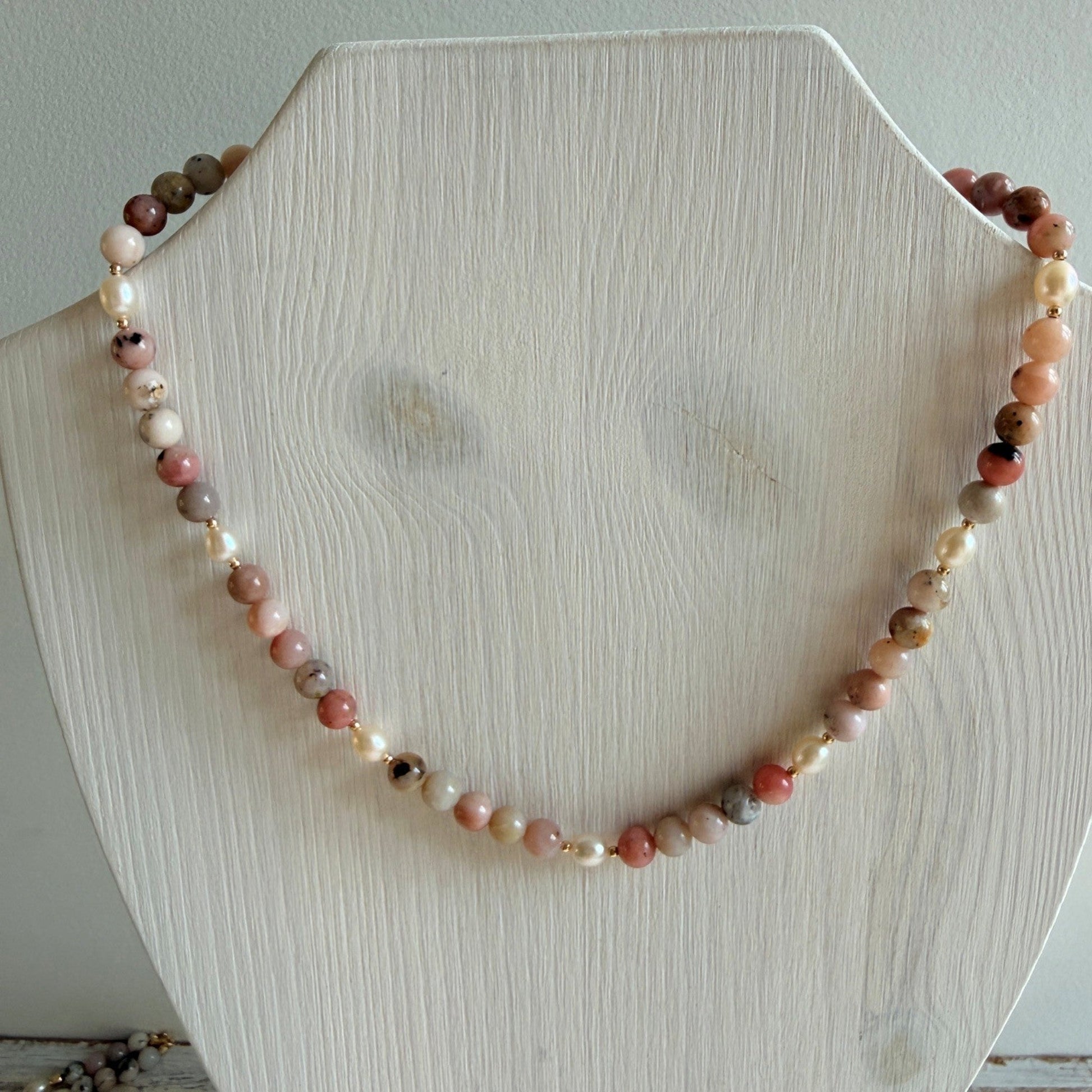 ketting van Andes opaal en zoetwaterparels op houten display - Engelina Jewelry