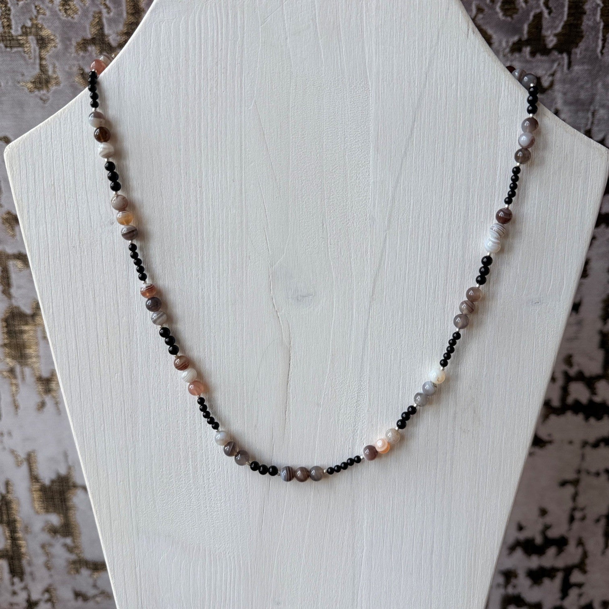 Ketting van Botswana agaat en onyx om een houten halsje gehangen - Engelina Jewelry