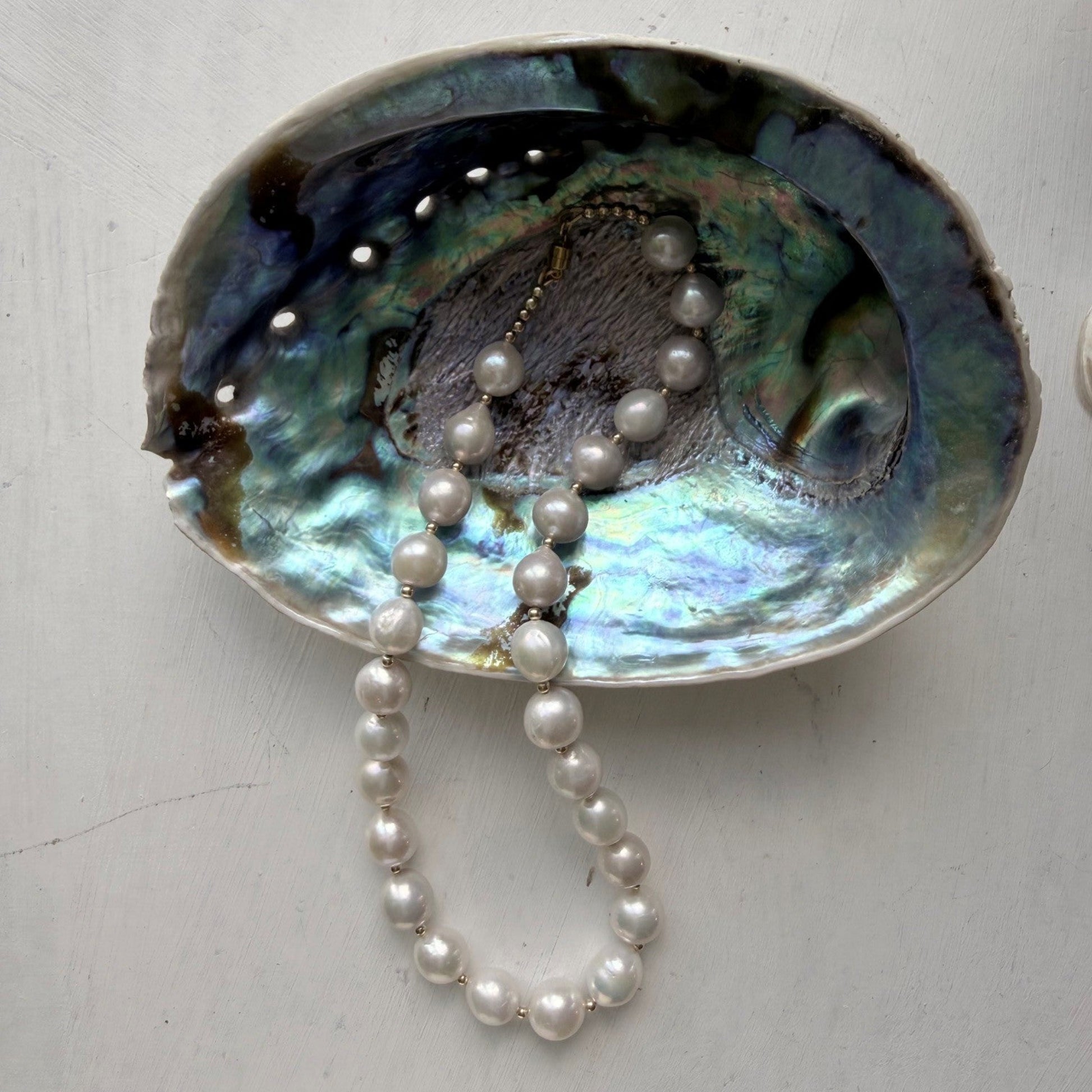 Ketting van Edison zoetwaterparels in Abelone schelp - Engelina Jewelry