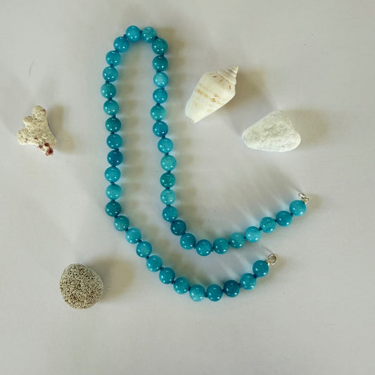 Ketting van helblauwe jade kralen met sterling zilveren sluiting