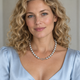 Blonde vrouw met ketting van Akoya zoutwaterparels - Engelina Jewelry