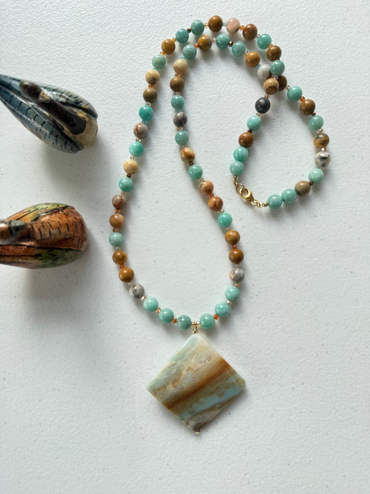 Ketting van amazoniet, jaspis en crazy lace agaat met grote hangsteen - AMAZIE