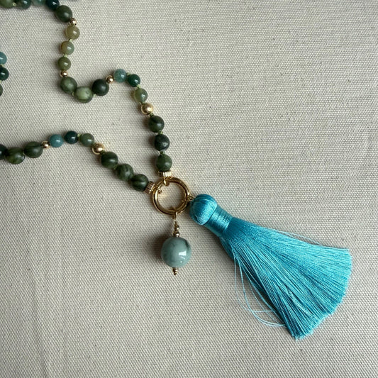 Ketting geknoopt van serpentijn jade met jade bedel