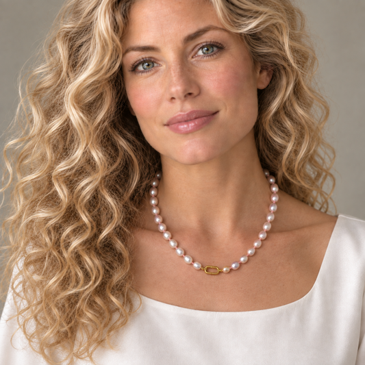 Ketting roze zoetwaterparels op blond model - Engelina Jewelry