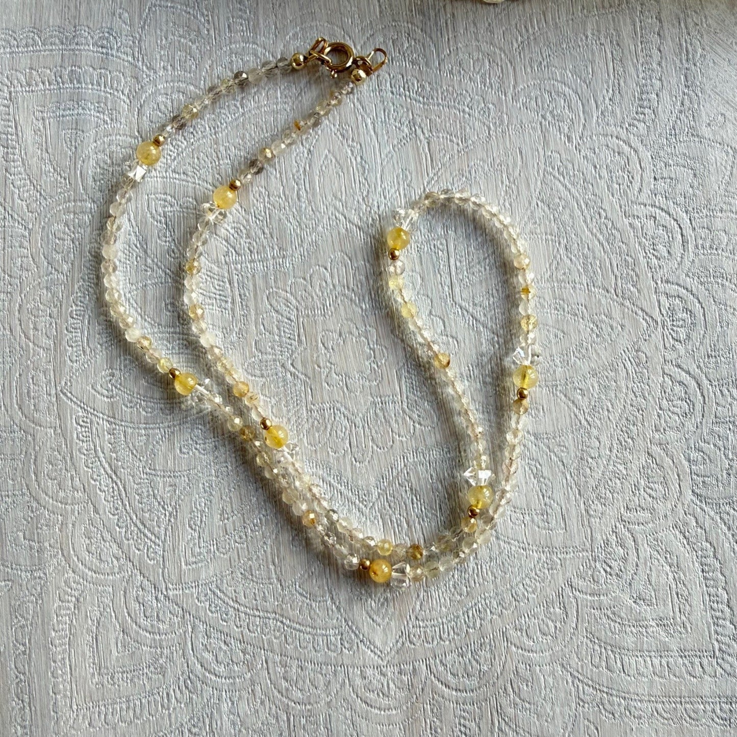 Handgemaakte ketting van ronde kralen met 14K gold filled haakslotje — Engelina Jewelry