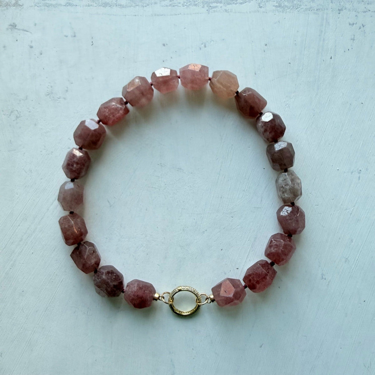 Ketting van geslepen aardbeienkwarts kralen - Engelina Jewelry