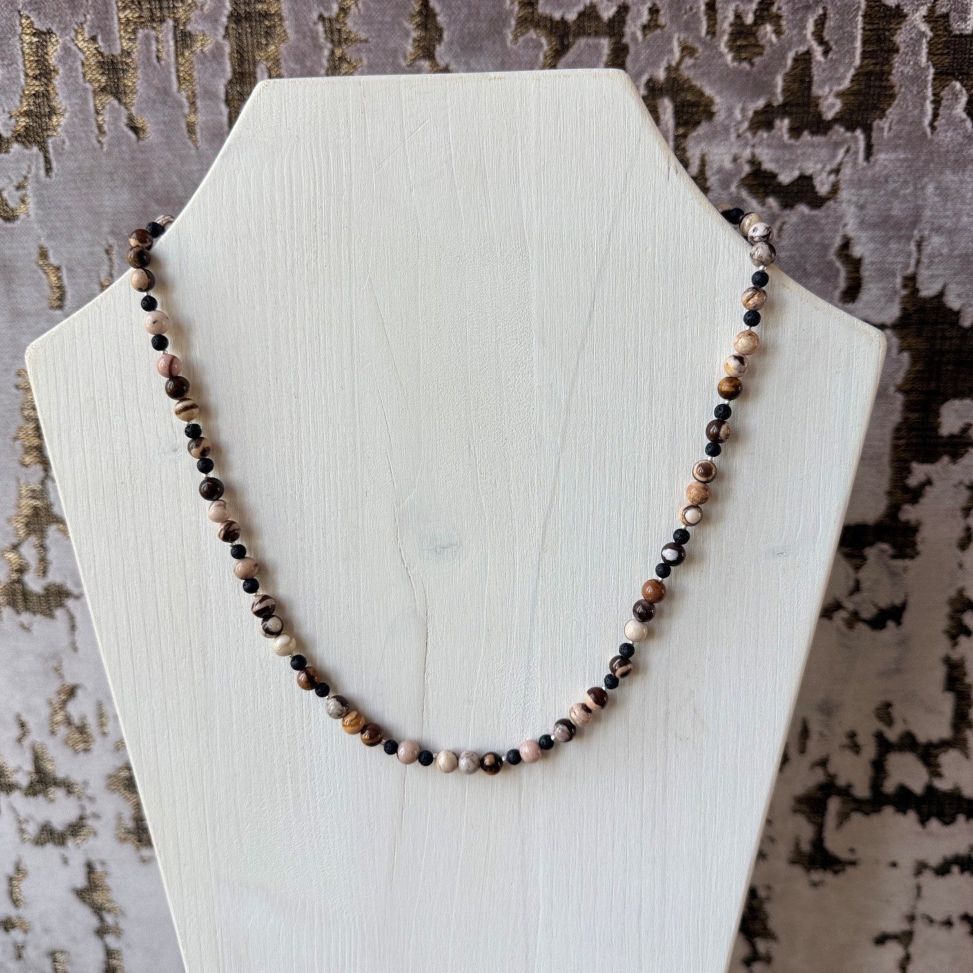 Ketting van agaat en lavasteen om houten display - Engelina Jewelry