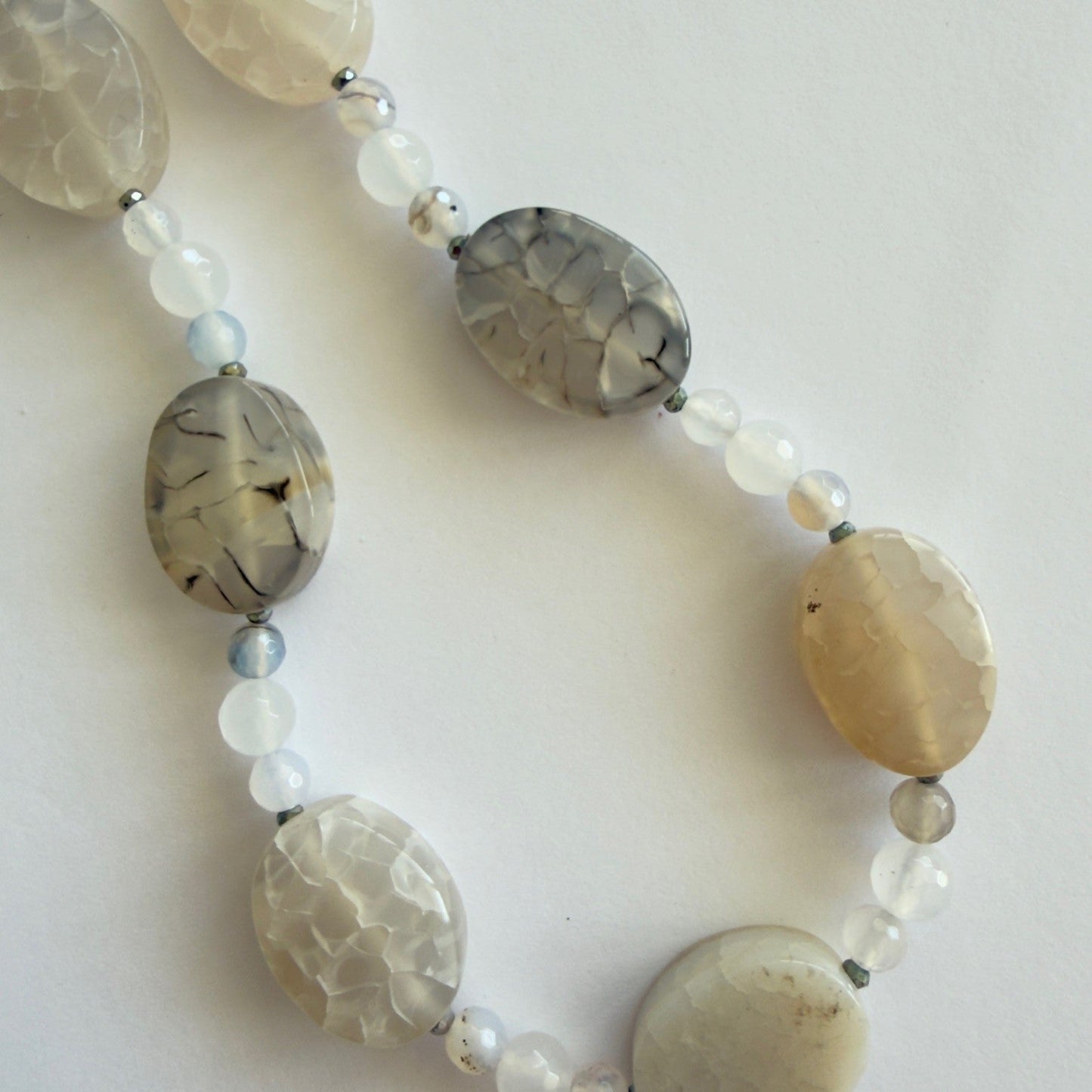 Handgemaakte ketting van ronde kralen met 14K gold filled haakslotje — Engelina Jewelry