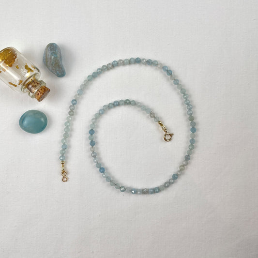 Ketting van aquamarijn facetkraaltjes