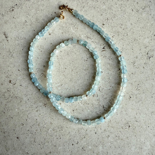Ketting van aquamarijn facetblokjes met 14/20 gold filled slotje