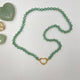 De 6 mm facetkralen van aventurijn zijn geknoopt op groene zijde. De ketting is 46 cm lang en sluit door middel van een 18K gold filled hartvormige sluiting oftewel connector.