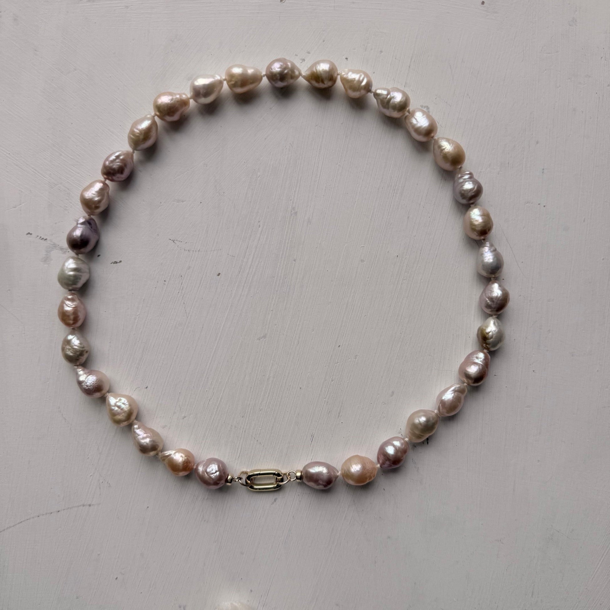 Ketting geknoopt van zoetwaterparels  met een gold filled slot - Engelina Jewelry