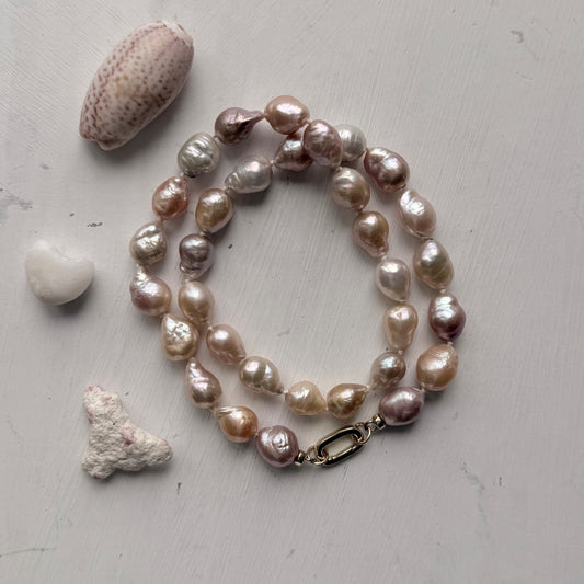 Ketting van zoetwaterparels in zachte kleuren - Engelina Jewelry