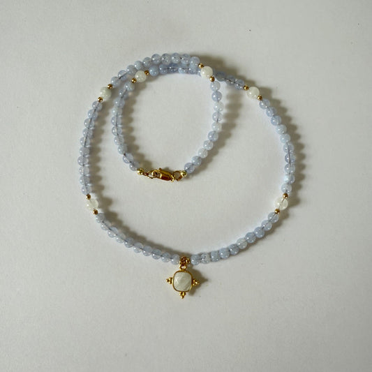 Ketting van chalcedoon kraaltjes met maansteen hanger
