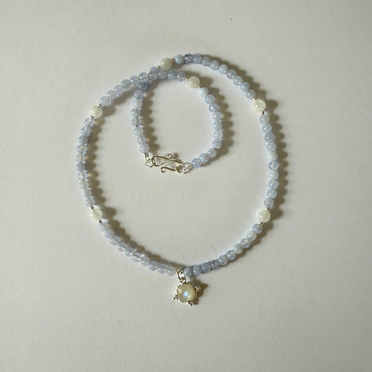 Ketting van chalcedoon kraaltjes met maansteen hanger in zilver