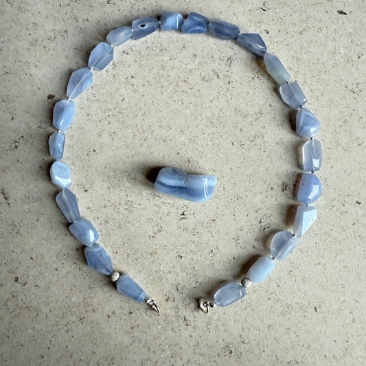 Ketting van grote chalcedoon kralen met zilveren sluiting - CHALI
