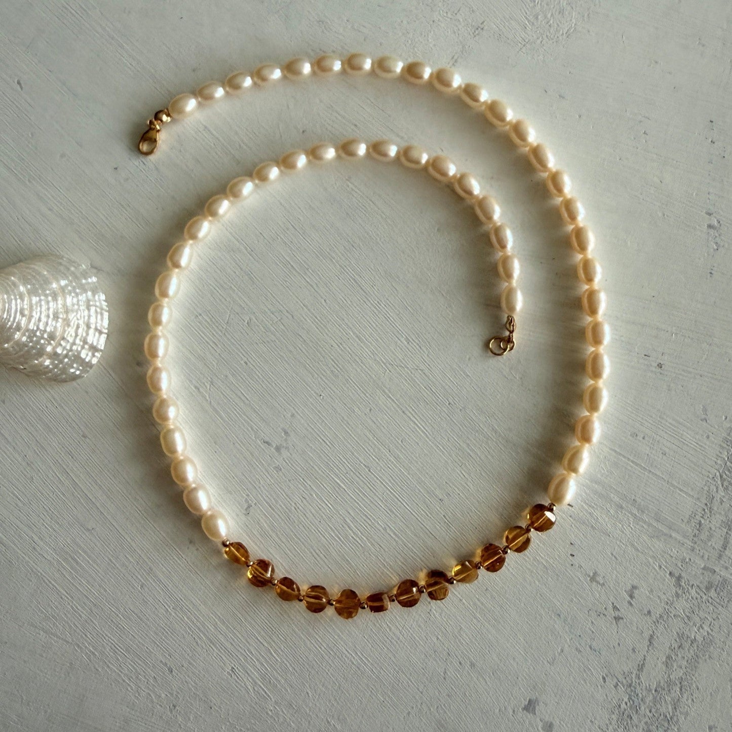 Ketting van citrien en zoetwaterpareltjes