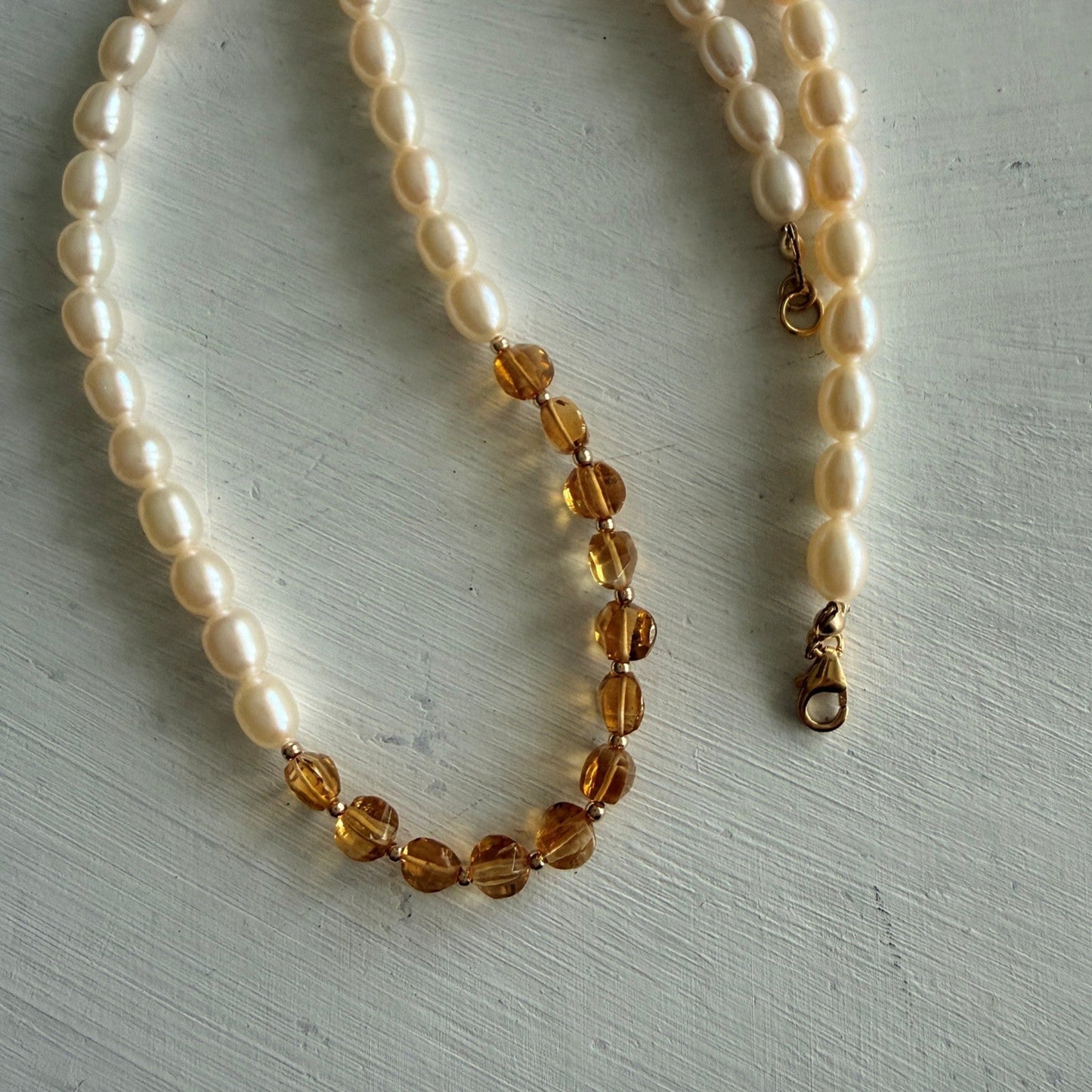 Ketting van citrien en zoetwaterpareltjes